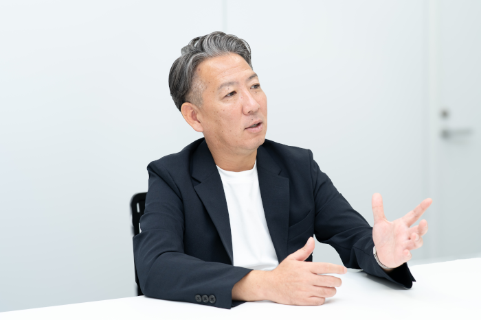 東京の賃貸オフィスの利用についてのインタビューを受ける株式会社ミレニアの代表取締役社長、長野雄太氏