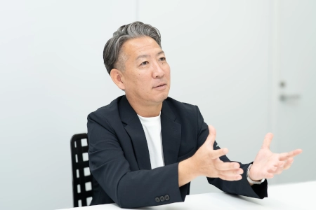 東京の賃貸オフィスの利用についてのインタビューに真摯に応じる株式会社ミレニアの代表取締役社長、長野雄太氏