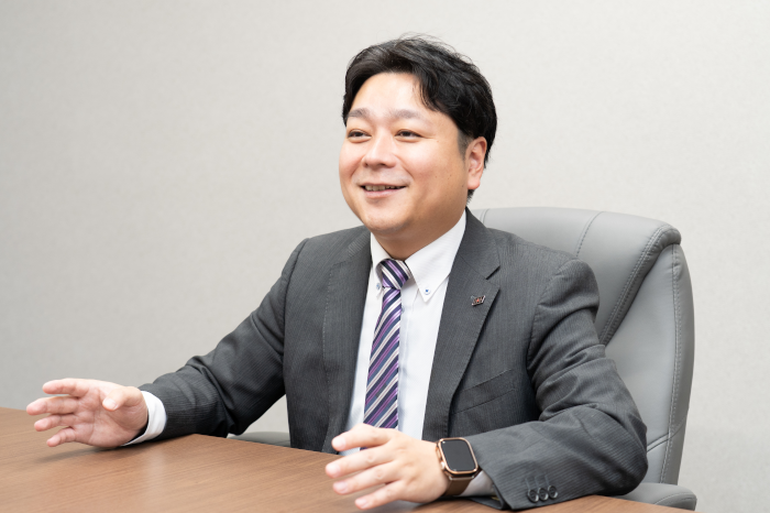 インタビューを受けるナップ賃貸保証株式会社の専務取締役の田邊氏