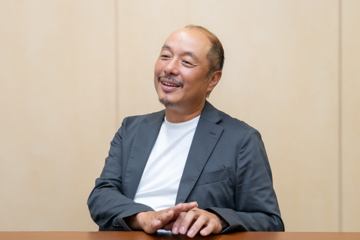 東京の賃貸オフィスの利用についてのインタビューを受ける株式会社ネクステージの代表取締役、梶田佳彦氏