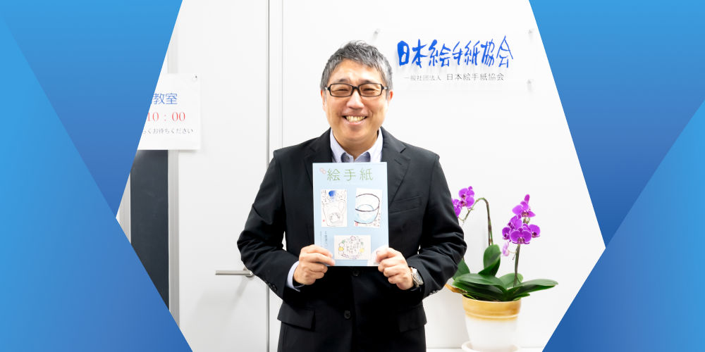 東京の賃貸オフィスでインタビューを受ける、一般社団法人 日本絵手紙協会の事務局長の大津氏
