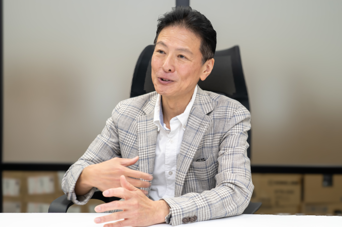 インタビューに答える株式会社オーミック 代表取締役社長 水野幸一氏