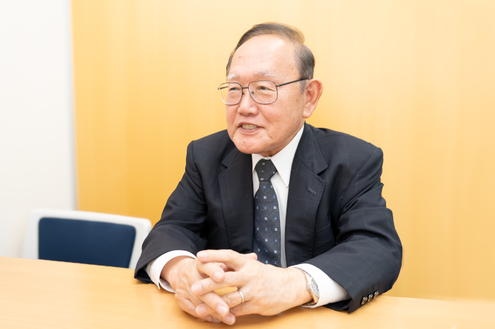 インタビューに答える信明ゼネラル株式会社の代表取締役の田中光一氏