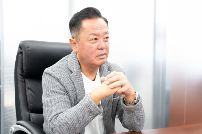 インタビューに答える株式会社shuueiの代表取締役社長の菊池氏