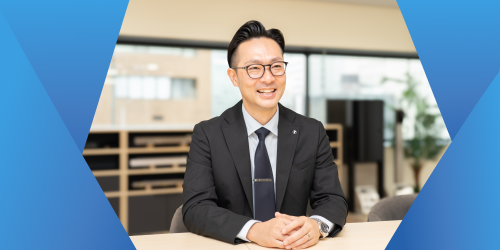 東京の賃貸オフィスの利用についてのインタビューに真摯に応じる株式会社tokoの取締役、佐々木祥氏