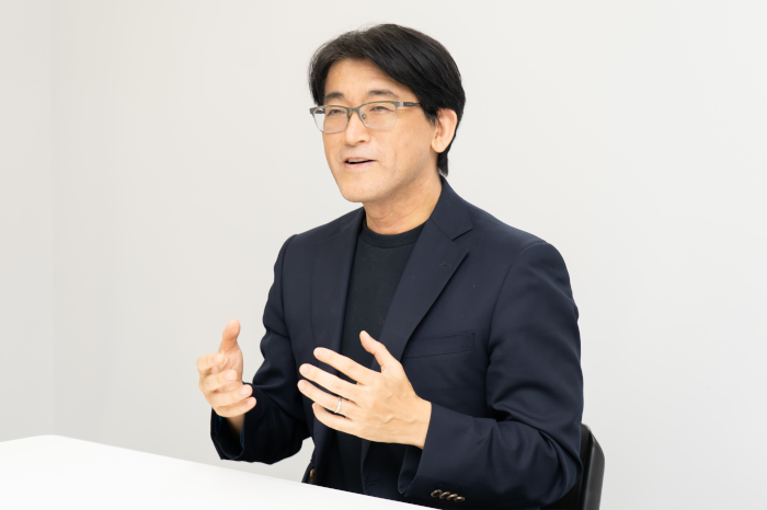 インタビューで会社の事を説明している株式会社TRADECREATEの代表取締役の片野俊行氏