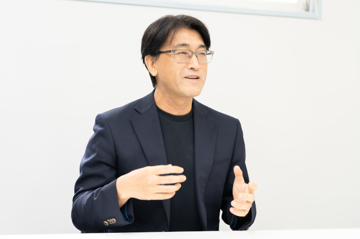 インタビューを受ける株式会社TRADECREATEの代表取締役の片野俊行氏