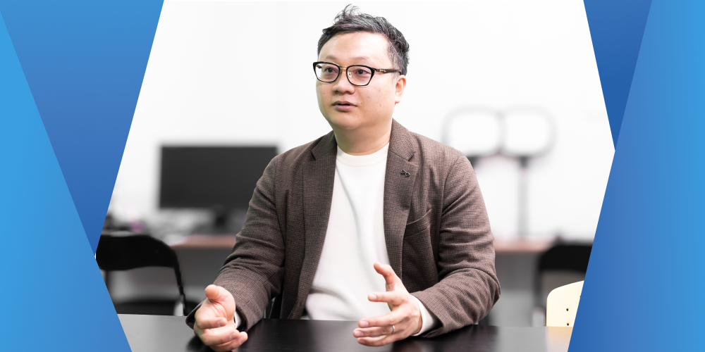 東京の賃貸オフィスの利用についてのインタビューに真摯に応じる株式会社ユナイテッドリバーズの代表取締役、沢辺 敦志氏