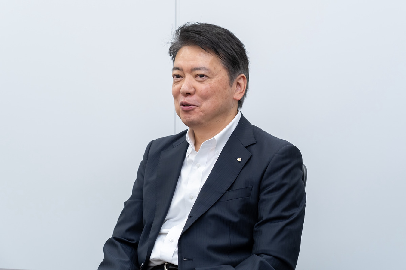 物流用倉庫物件の利用についてのインタビューに応じる株式会社ワイズ 取締役副社長 日根野雅敏氏