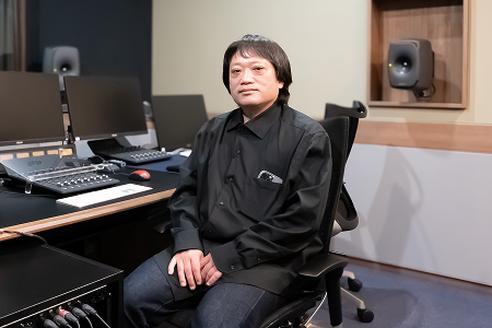 東京の賃貸オフィスの利用についてのインタビューに真摯に応じる株式会社ユナイテッドリバーズの代表取締役、沢辺 敦志氏