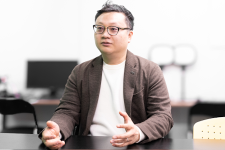 東京の賃貸オフィスの利用についてのインタビューに真摯に応じる株式会社ユナイテッドリバーズの代表取締役、沢辺 敦志氏